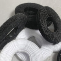 closeup schwarzes und weißes klett 1m
