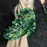 haarklammer grün im blonden haar